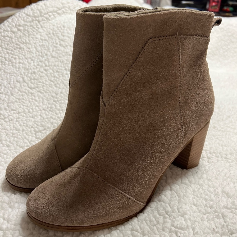 TOMS Boots. Size 8.5. Dark Tan Suede. Excellent Condition.